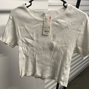 Large white Uniqlo ribbed cropped top